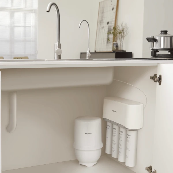 Fitlr do wody Philips AUT3268 zamontowany pod zlewozmywakiem