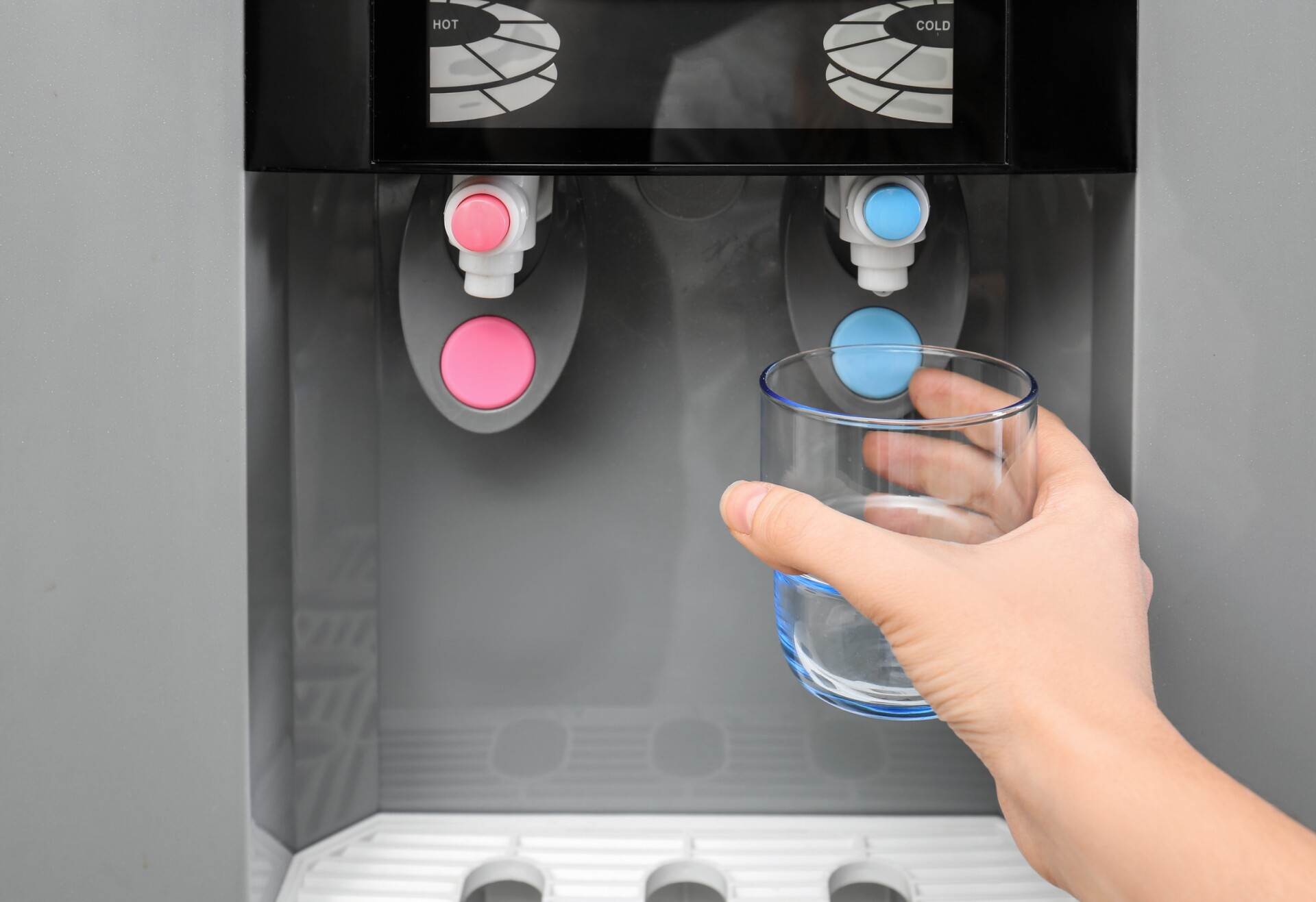 Zalety montażu filtra wody w biurze