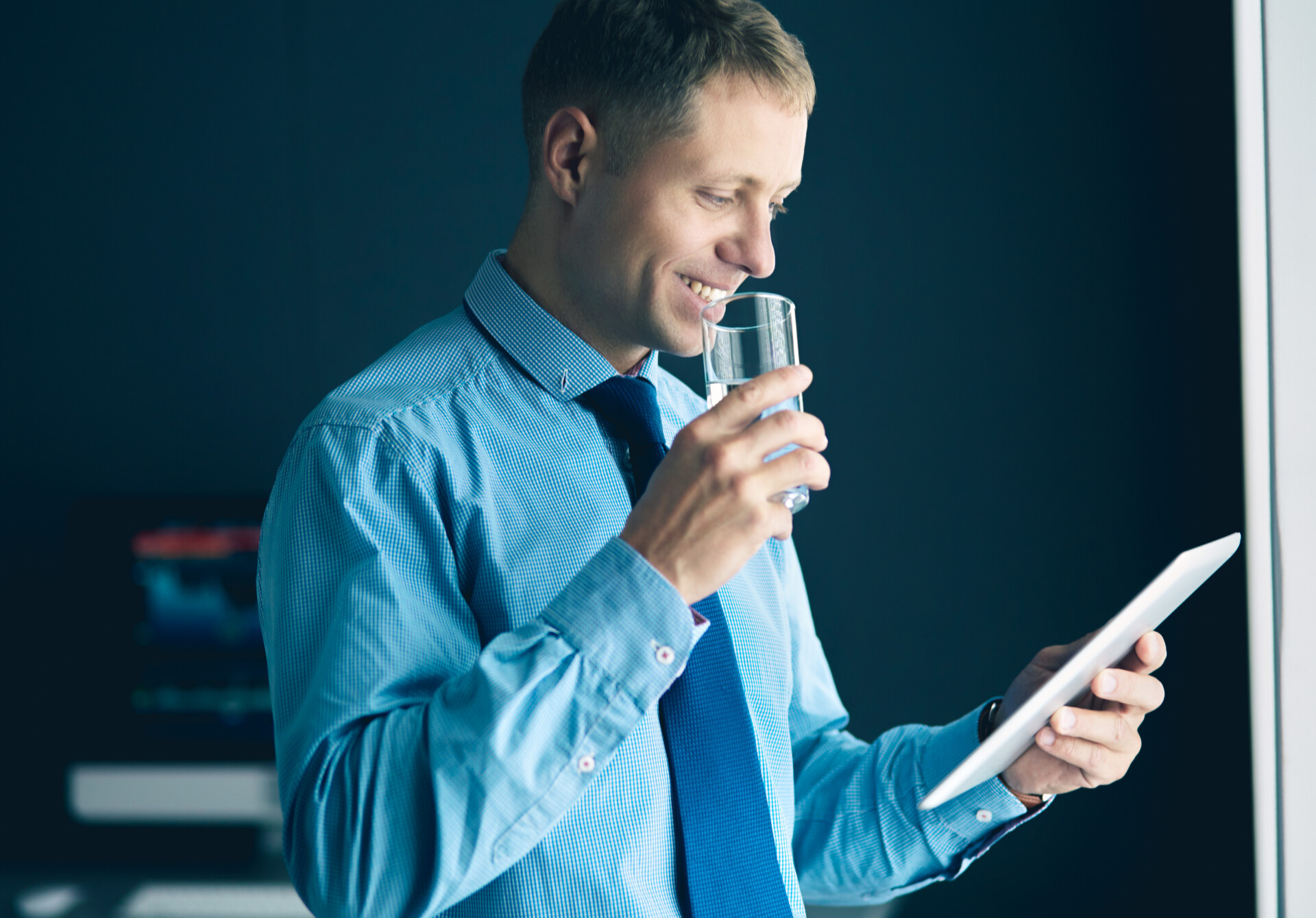 Przedsiębiorca pije przefiltrowaną wodę