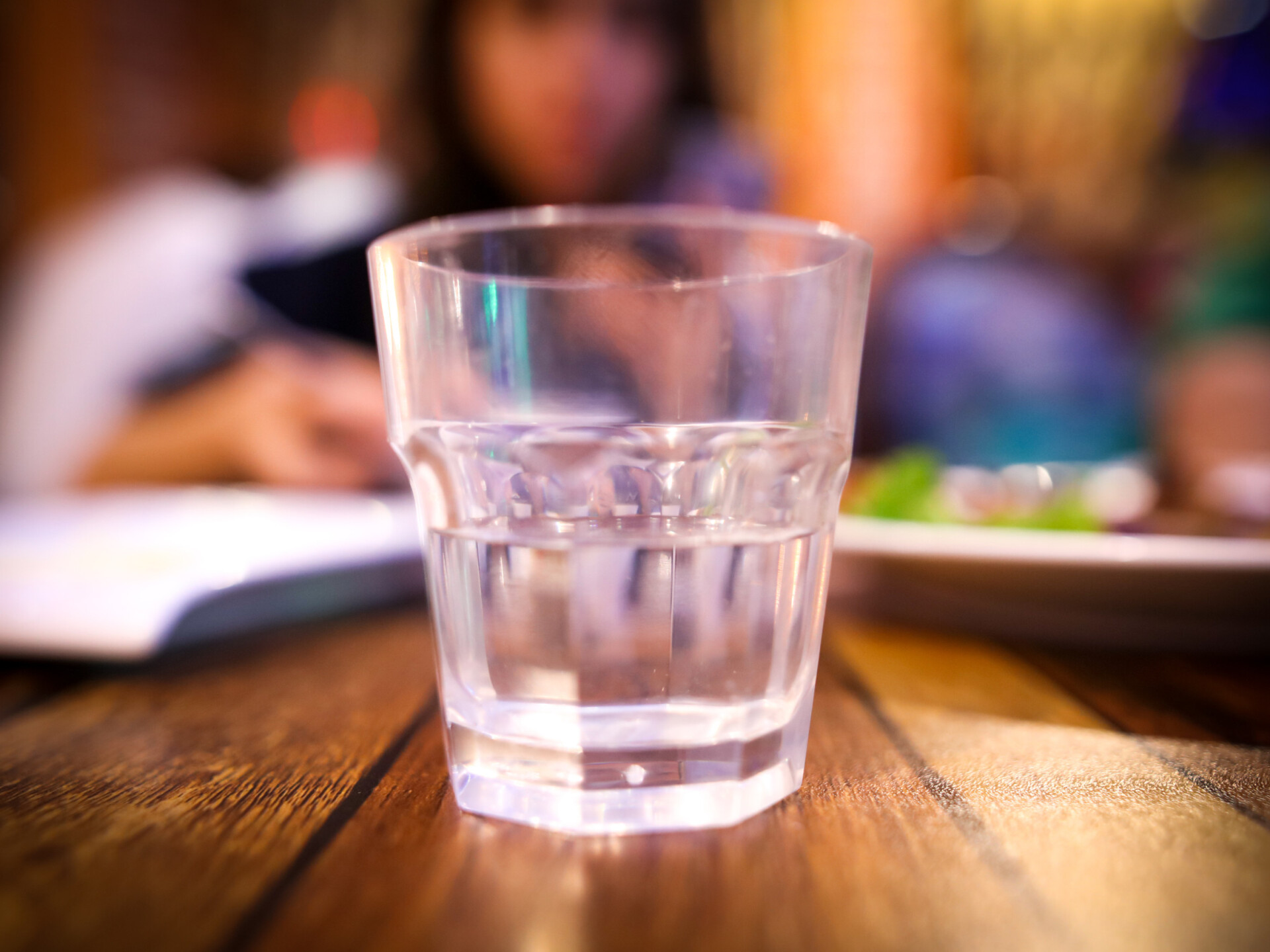 Montaż filtra wody w restauracji - zalety