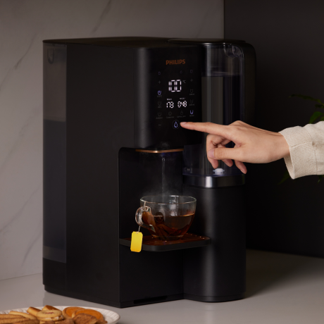 Przygotowywanie herbaty z pomocą dystrybutora wody PHILIPS ADD6920BK/10