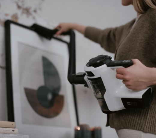 Odkurzanie za pomocą odkurzacza pionowego z elastyczną przedłużką Vestfrost VF-VM4001WB Aqua