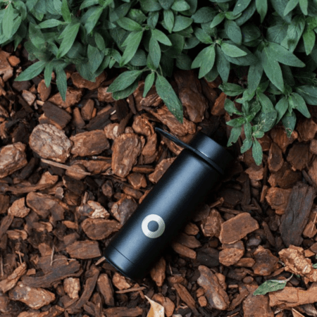 Bidon Bluewater w kolorze czarnym na łonie natury - aranżacja