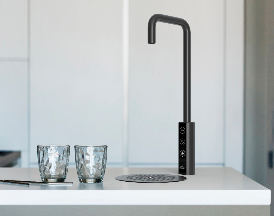 Dystrybutor nablatowy Borg & Overstrom T1 na blacie kuchennym obok szklanek wody - aranżacja