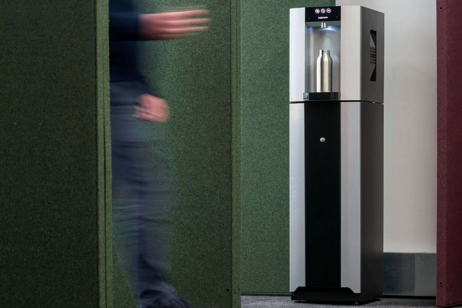 Dystrybutor wolnostojący Borg & Overstrom E6 w korytarzu - aranżacja