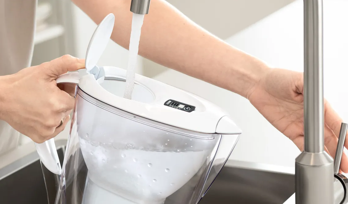 Napełnianie dzbanka filtrującego Brita