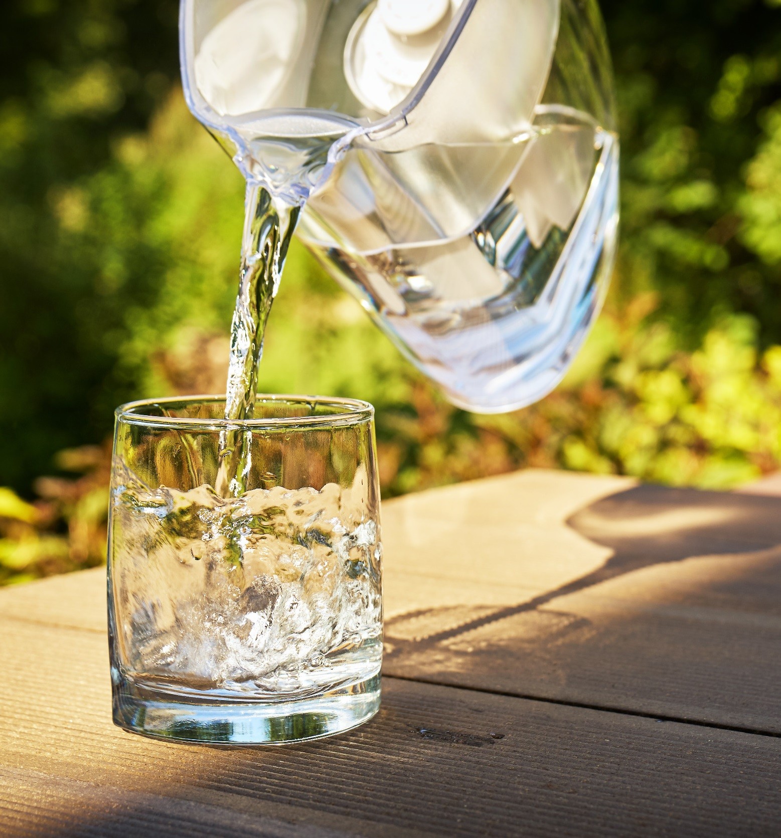 Przelewanie wody z dzbanka filtrującego