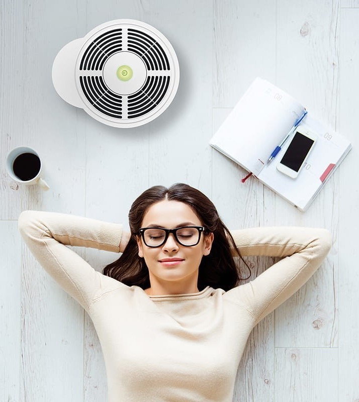 Kobieta leżąca przy oczyszczaczu IDEAL AP 30 Pro