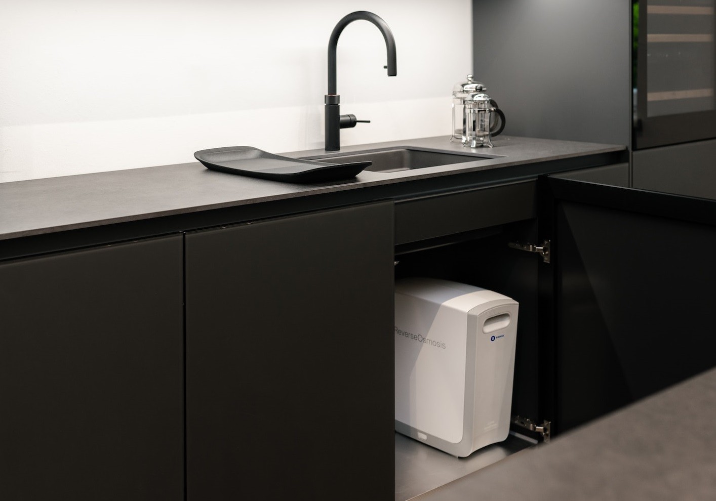 Filtr do wody Bluewater Cleone Balance w nowoczesnej kuchni pod blatem