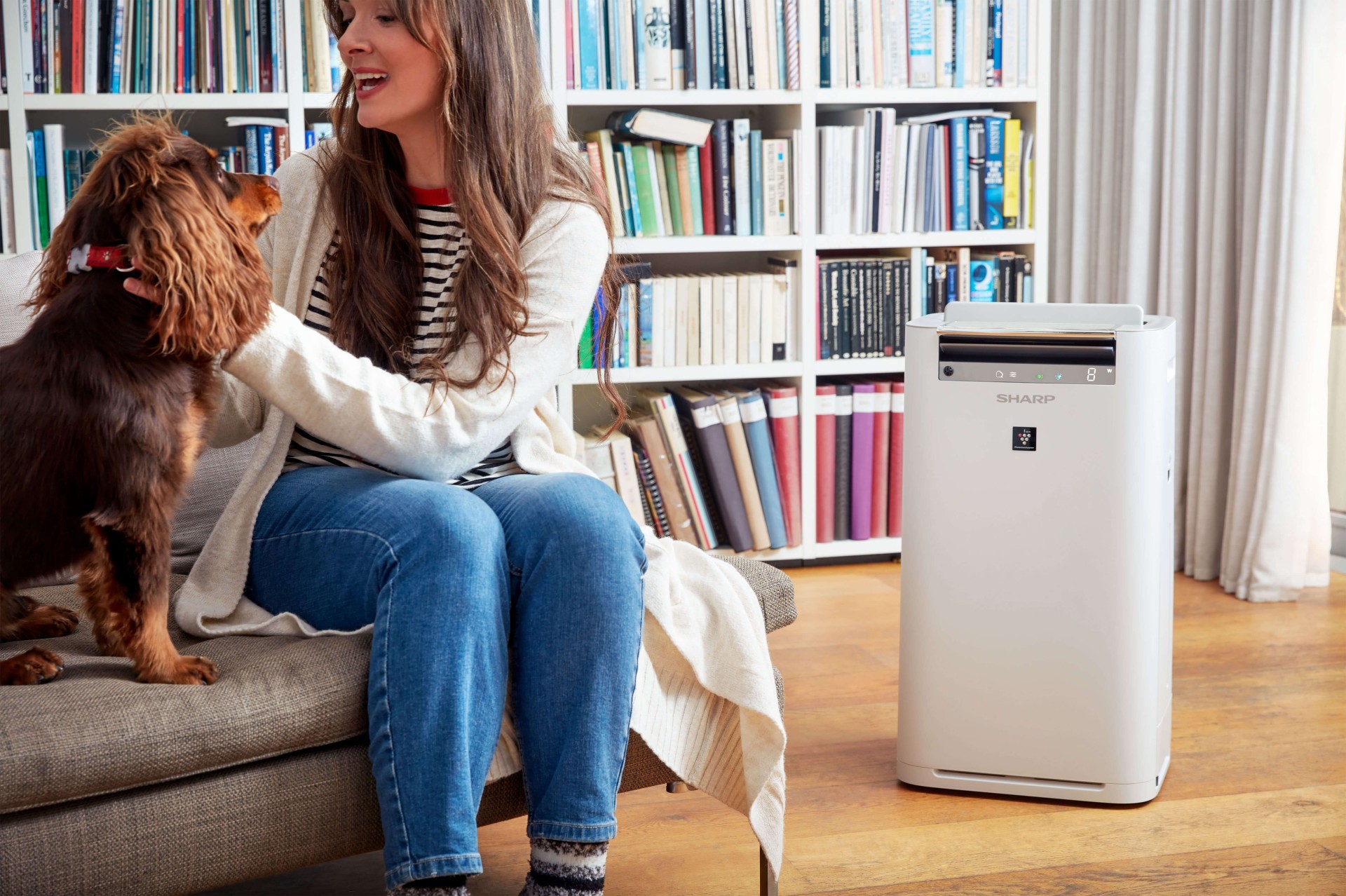 Oczyszczacz powietrza Sharp KC-G60EUW z jonizacją Plasmacluster w domu obok kanapy - aranżacja