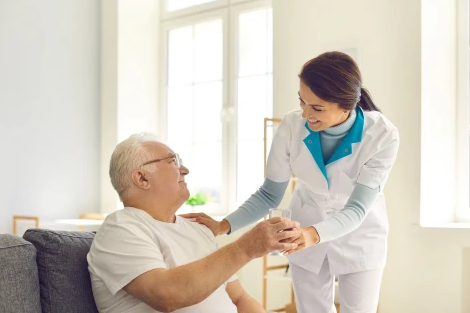 Pielęgniarka podająca szklankę wody pacjentowi