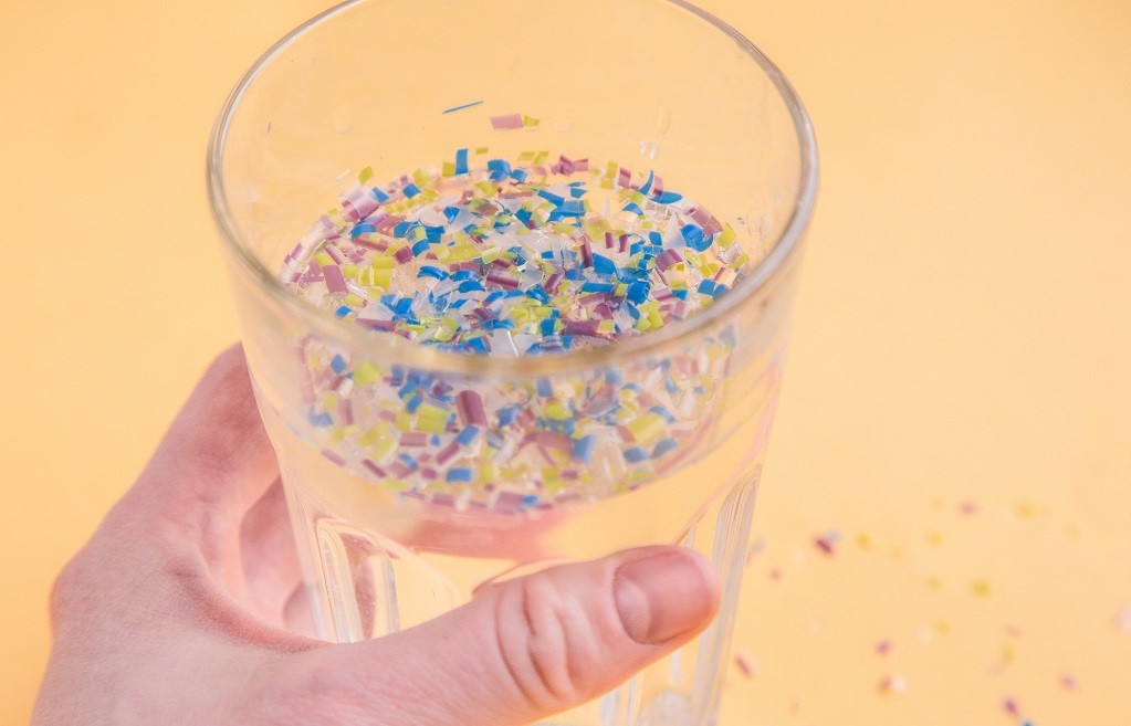 Szklanka wody z mikroplastikiem