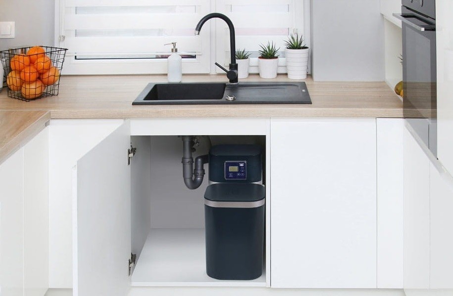 Zmiękczacz wody Ecowater eVolution Duo ED w kuchni pod zlewem - aranżacja