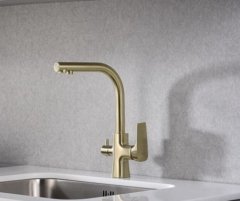 Bateria kuchenna do filtrów trójdrożna Blue Water Tivoli obok zlewozmywaka 