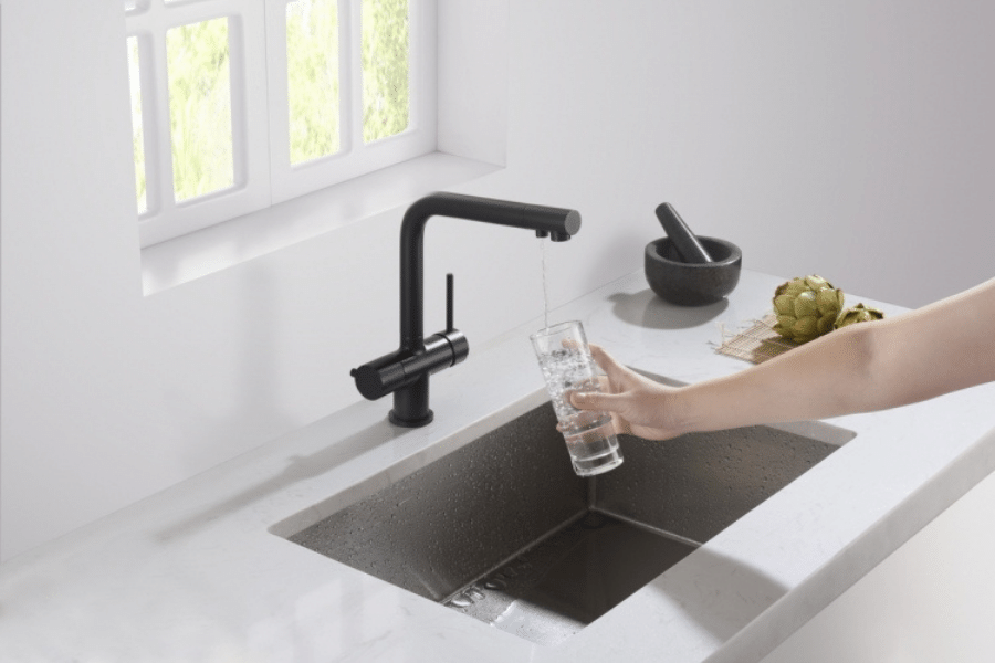 Nalewanie wody z baterii czterodrożnej