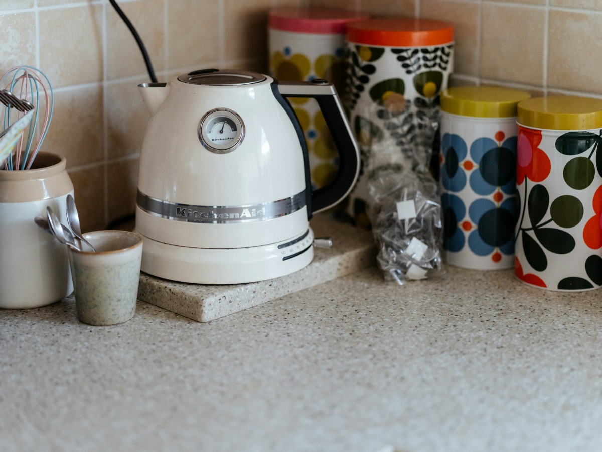 Biały czajnik elektryczny na blacie kuchennym