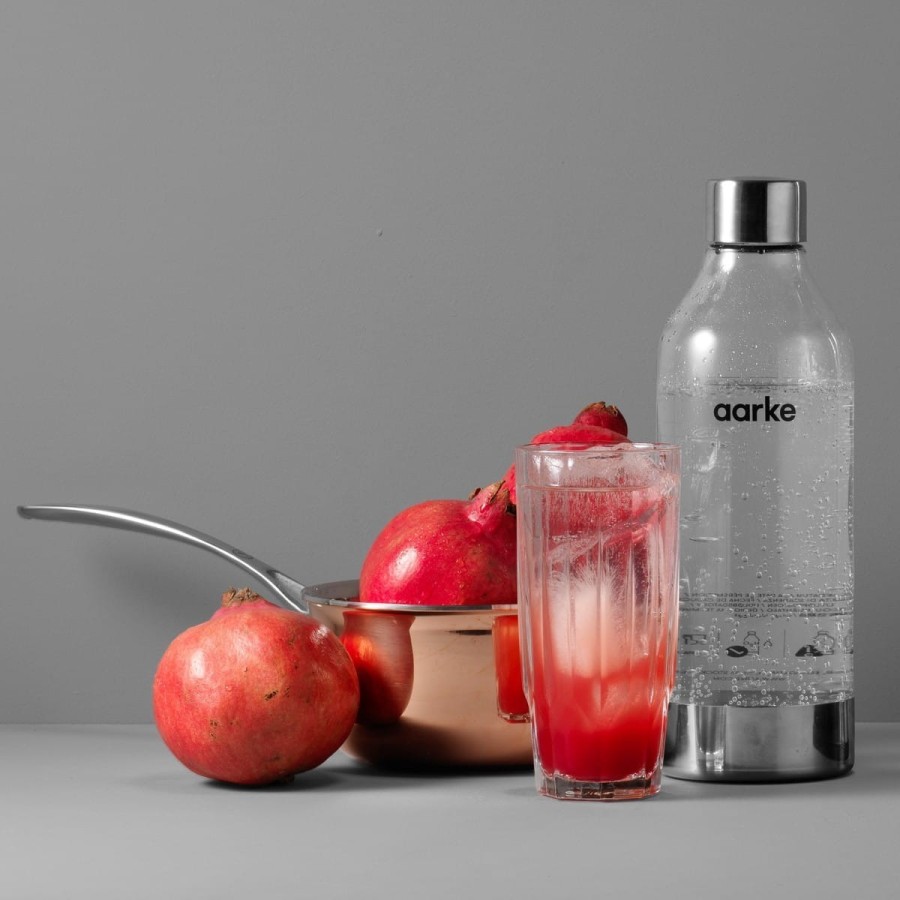 Butelka Aarke, szklanka i granat