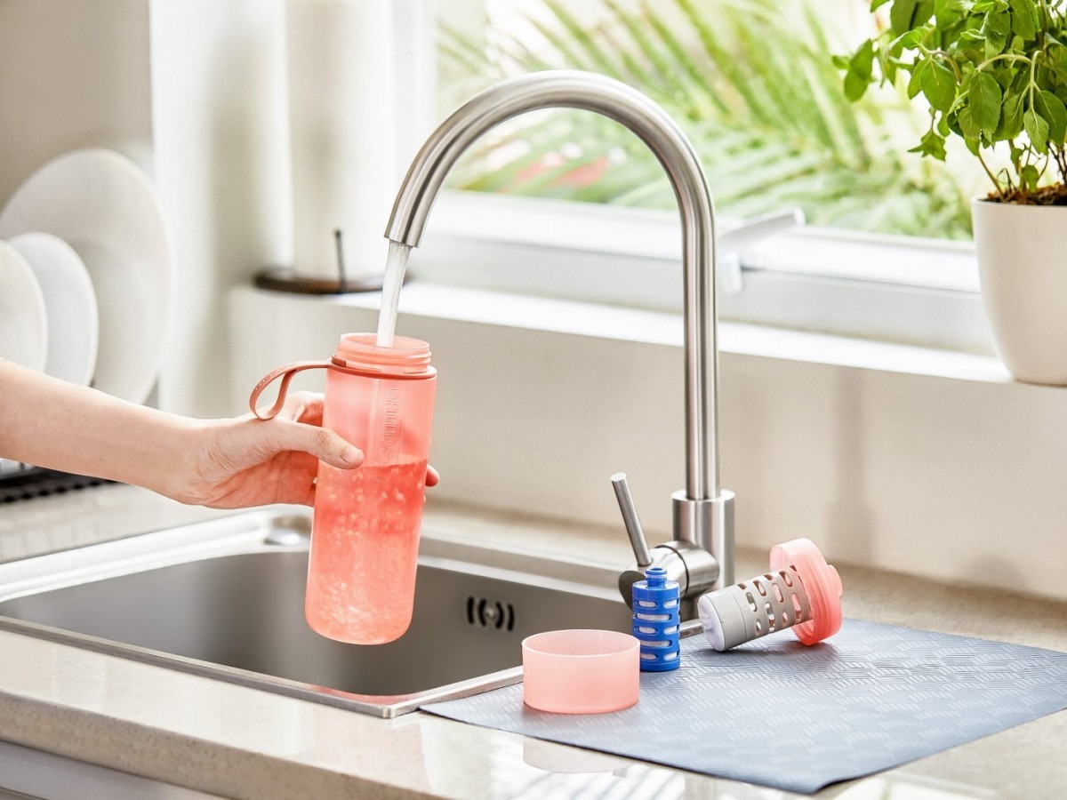 Nalewanie wody do butelki