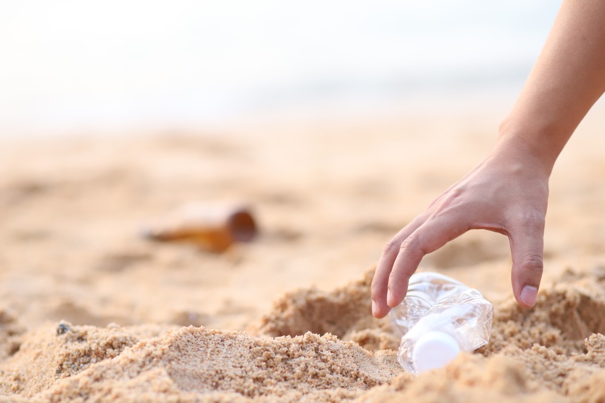 Butelka plastikowa na plaży