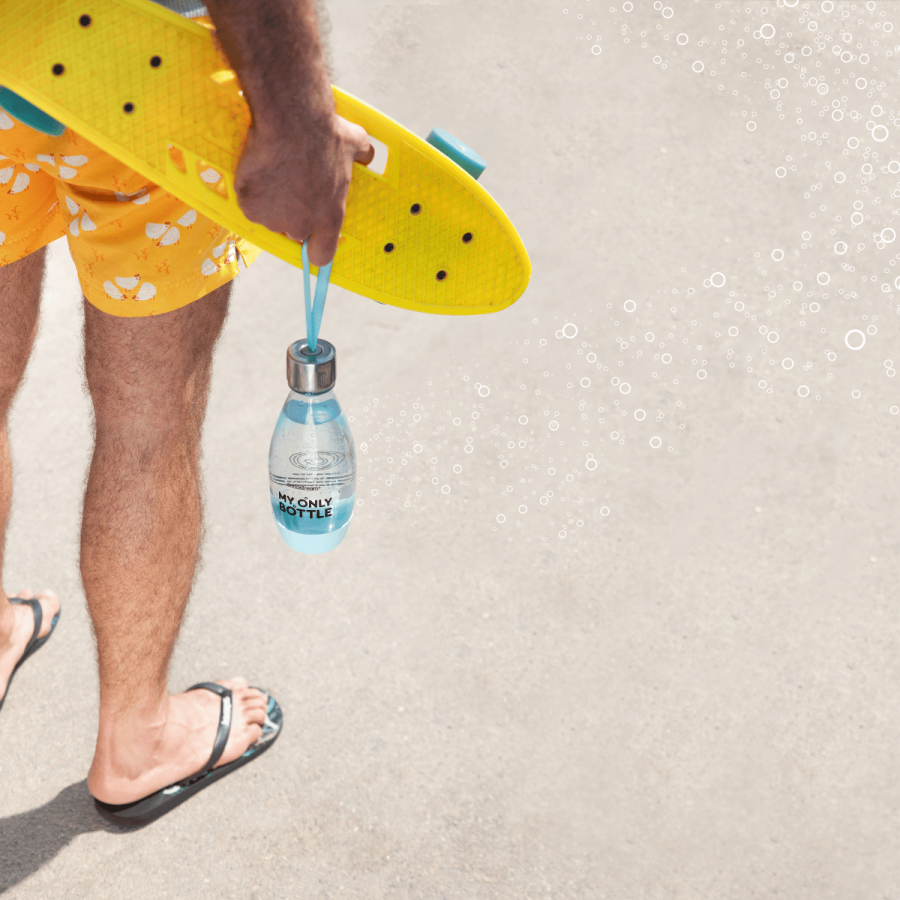 Mężczyzna z butelką SodaStream