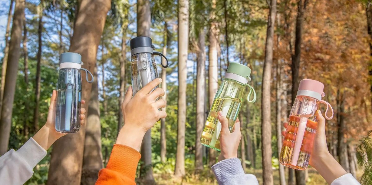 Butelki Philips wzniesione w górę na tle lasu