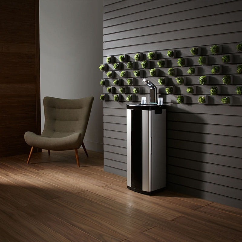 Dystrybutor wody w poczekalni