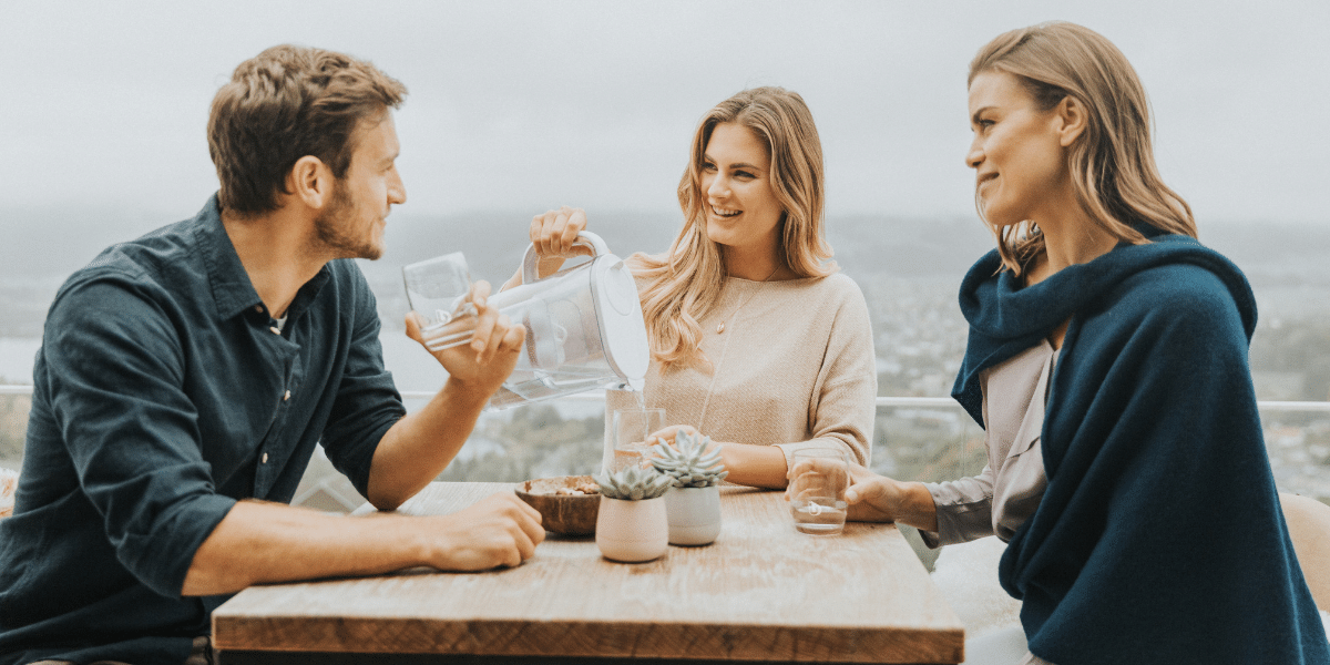 Grupa osób używająca dzbanka filtrującego BWT