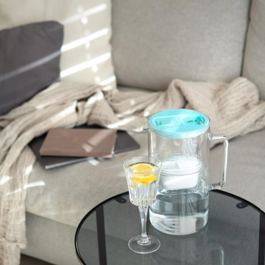 Dzbanek filtrujący Wessper na stoliku w salonie