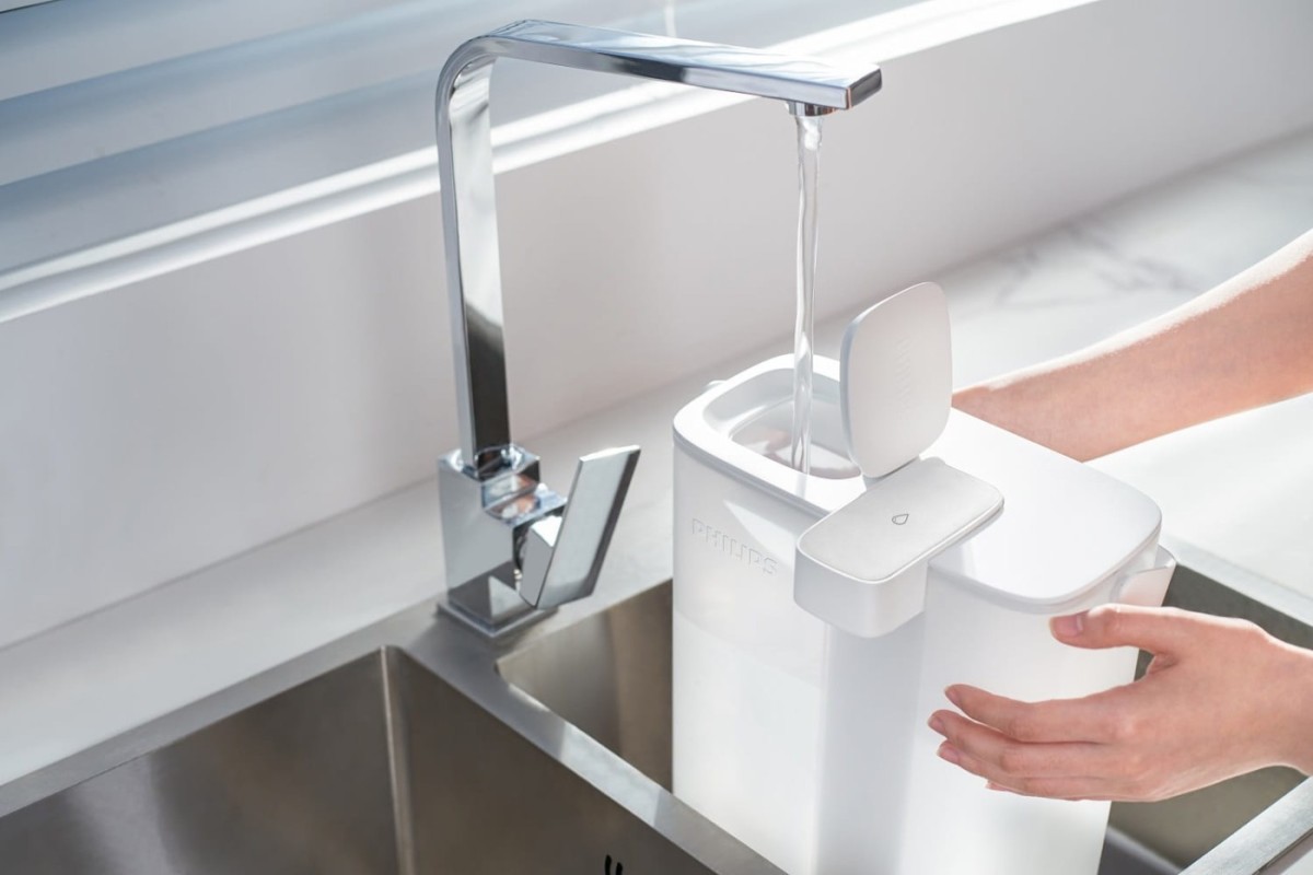 Nalewanie wody do dzbanka filtrującego Philips