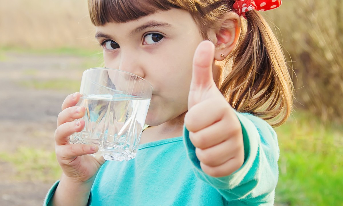 Dziewczynka pije wodę
