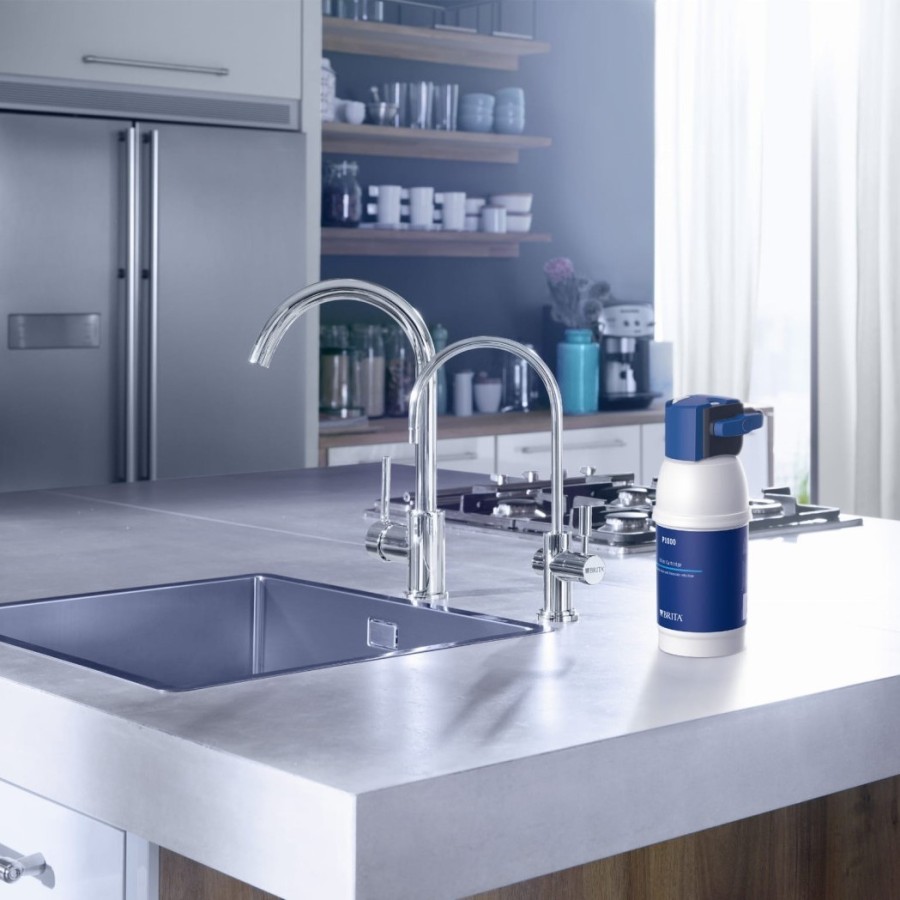 Filtr do wody Brita P1 na stole kuchennym