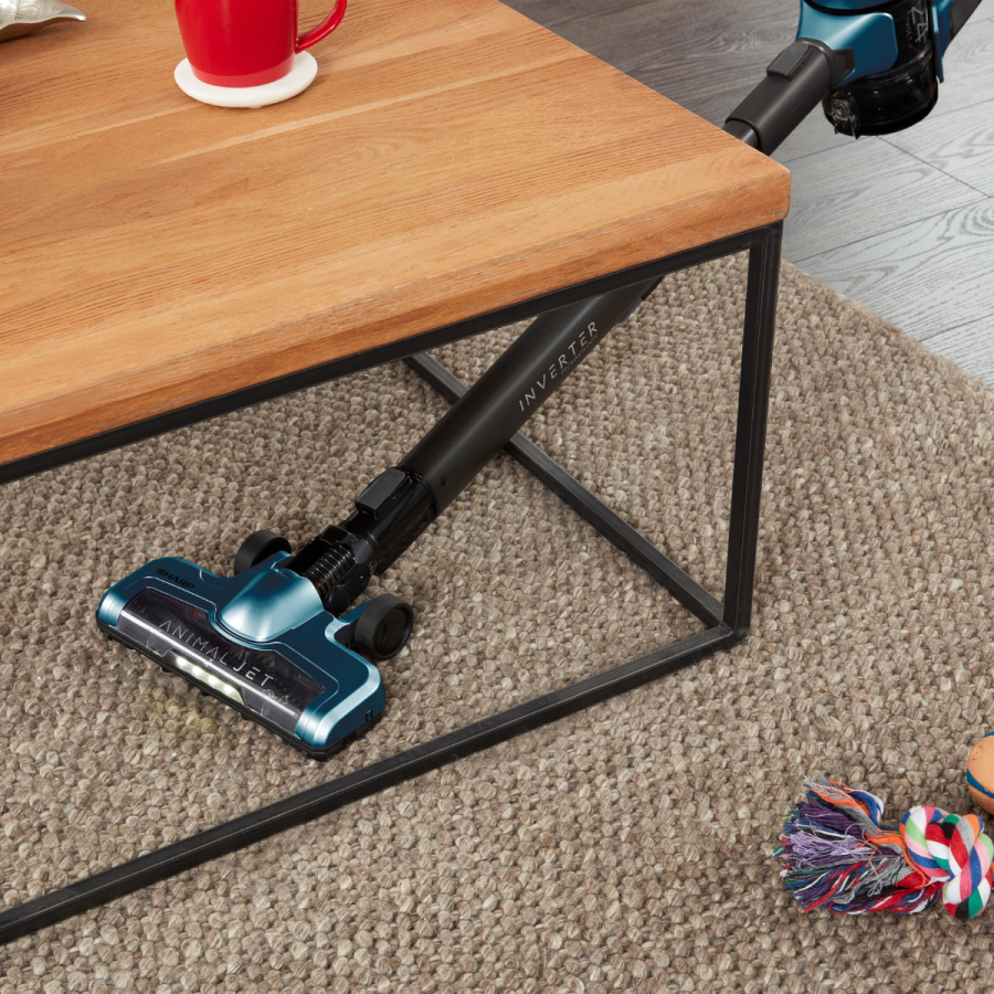 Odkurzanie dywanu odkurzaczem pionowym