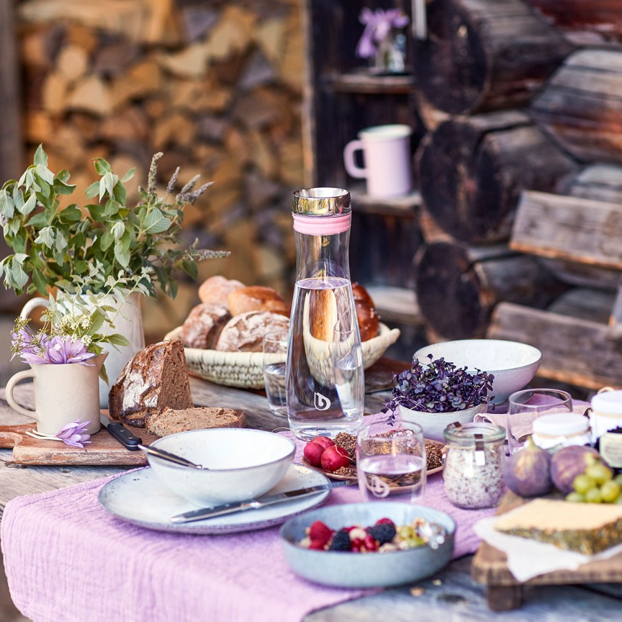 Szklana karafka do wody na stole w restauracji