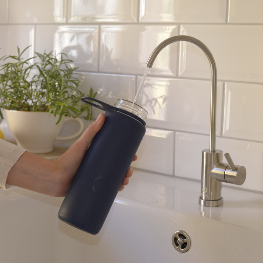 Nalewanie wody do bidonu z kranu Blue Water Exclusive