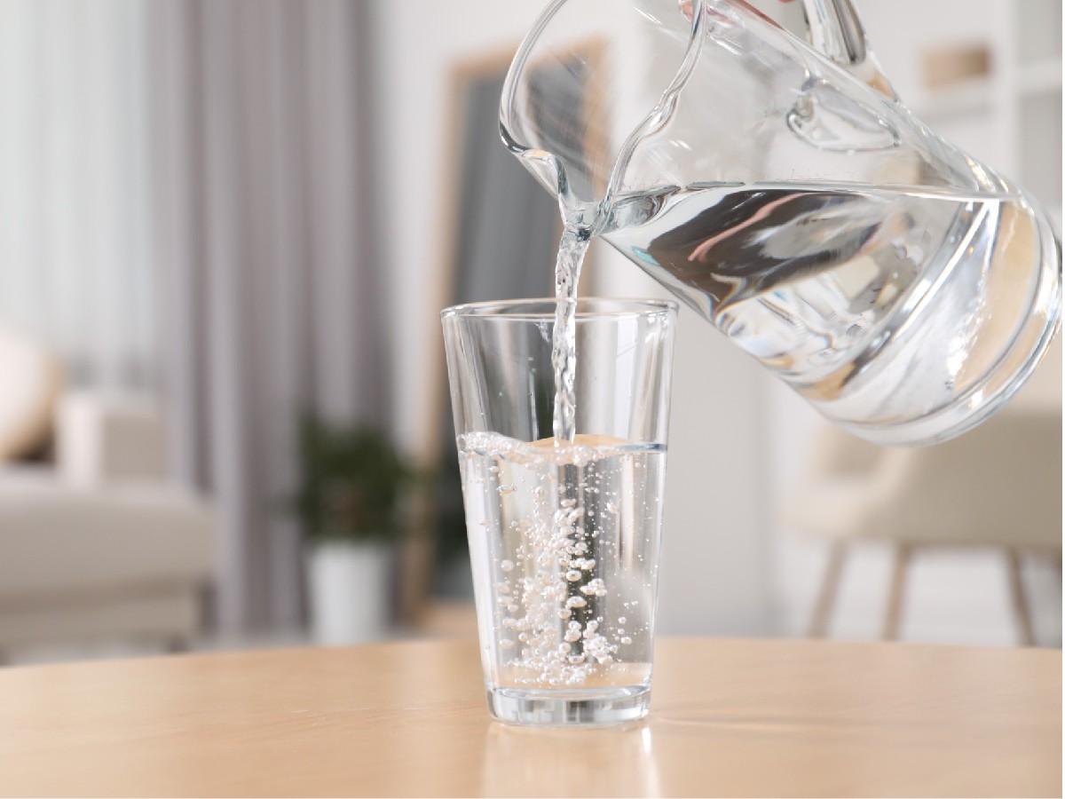 Nalewanie wody do szklanki