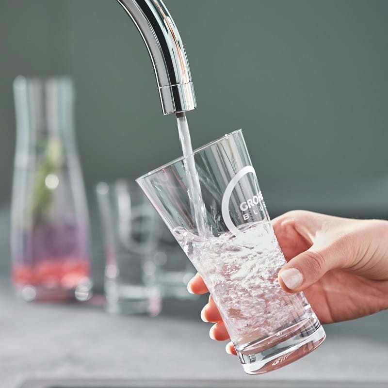 Nalewanie przefiltrowanej wody do szklanki Grohe