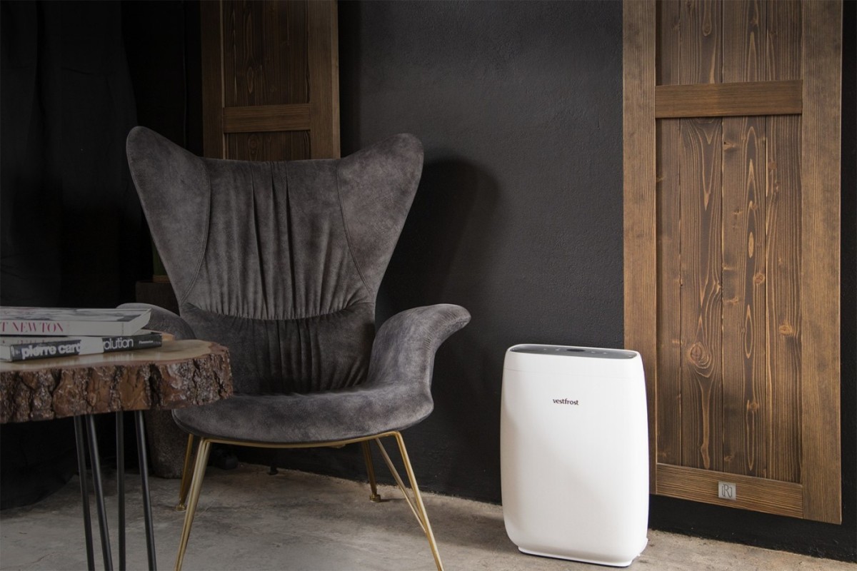 Oczyszczacz powietrza Vestfrost w salonie