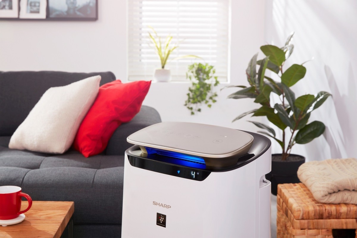 Oczyszczacz powietrza Sharp w pokoju