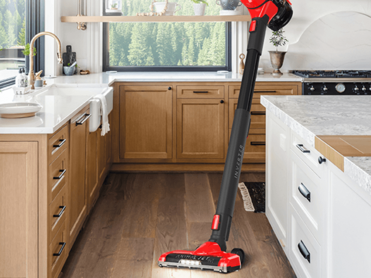 Odkurzacz pionowy Sharp SA VP1551 BR w kuchni