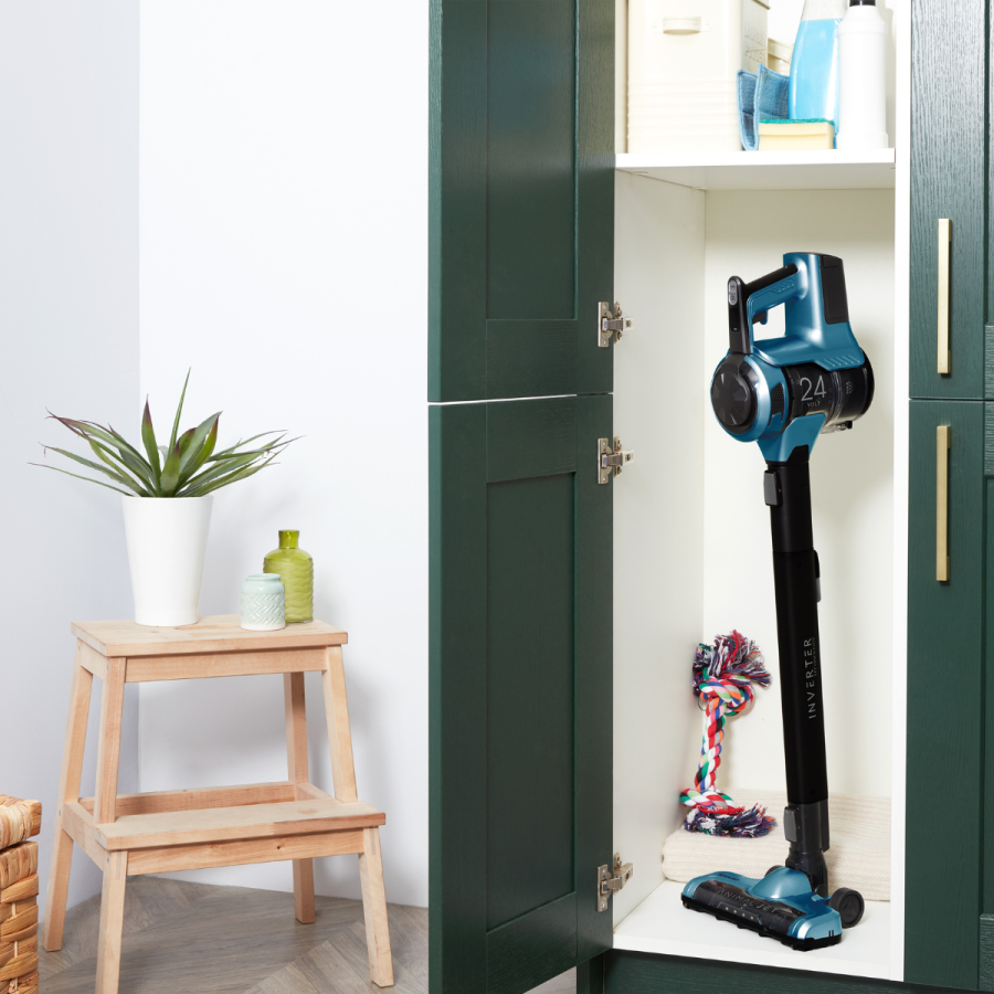 Odkurzacz pionowy Sharp w schowku