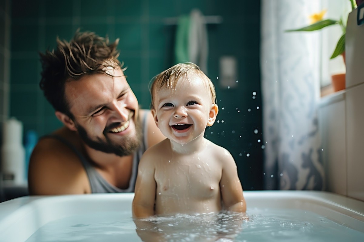 Ojciec kąpie dziecko w wannie