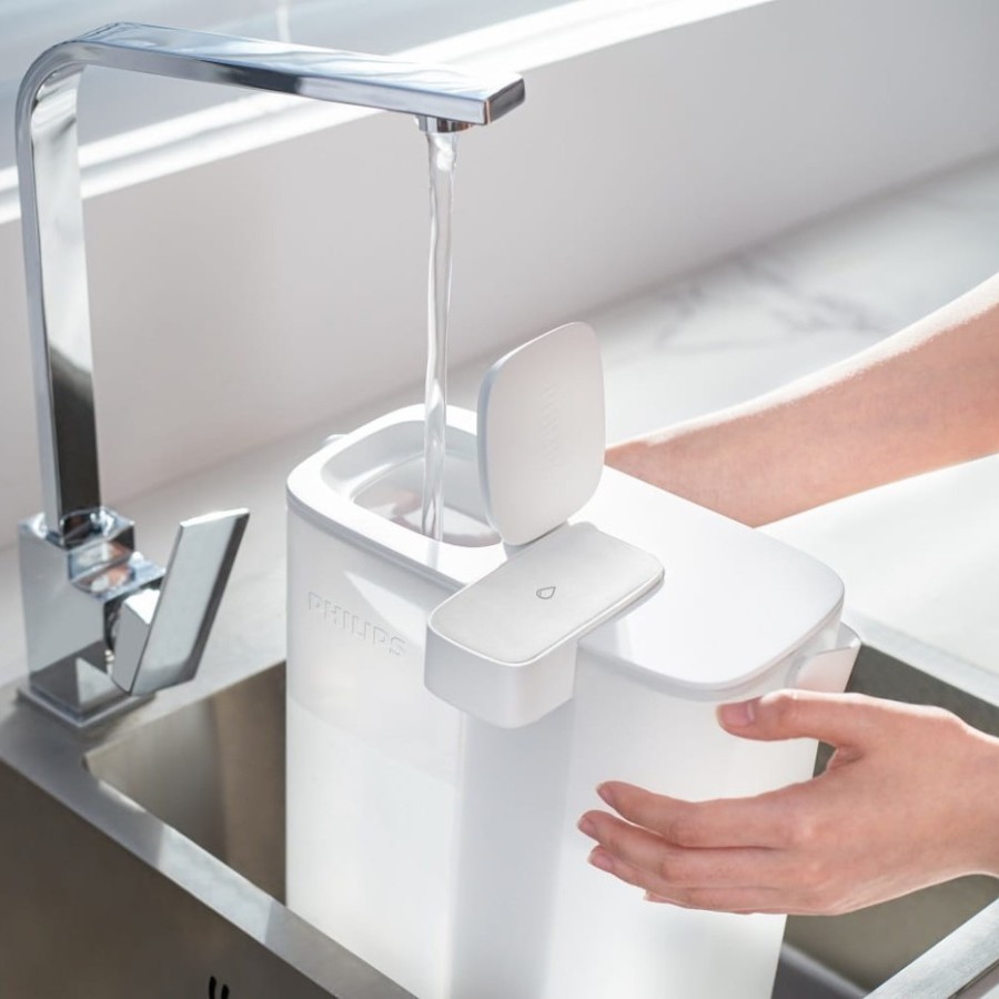 Nalewanie wody do dzbanka filtrującego Philips AWP2980WH z pompą