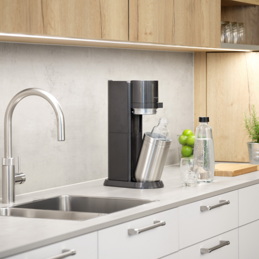 Saturator SodaStream na blacie w kuchni