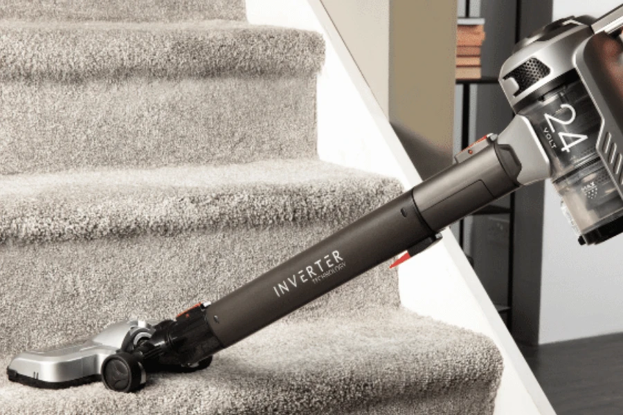 Odkurzacz pionowy Sharp - odkurzanie schodów