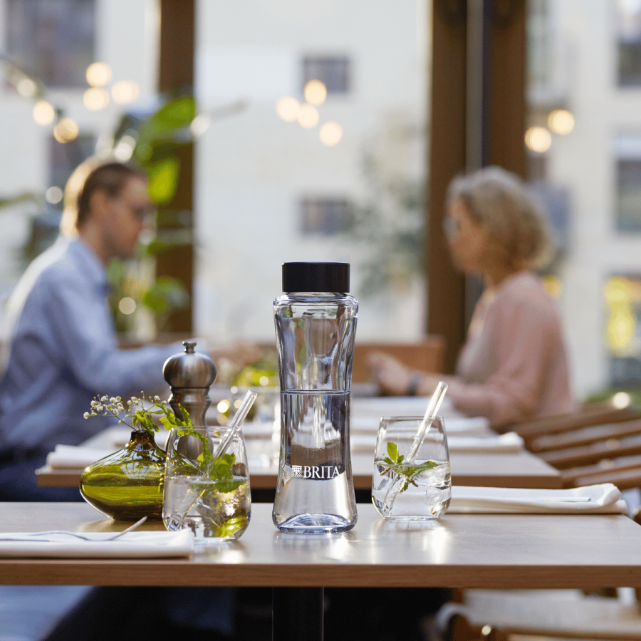 Szklana karafka na wodę BRITA w restauracji