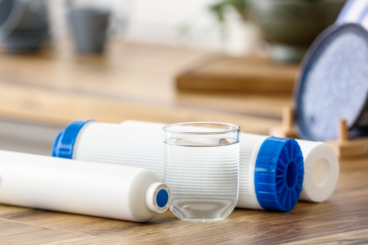 Szklanka i filtry wody na stole