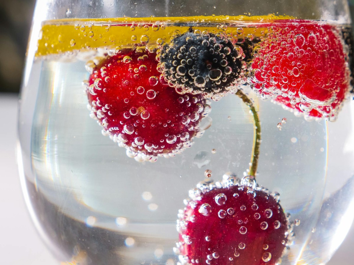 Woda gazowana z owocami w szklance