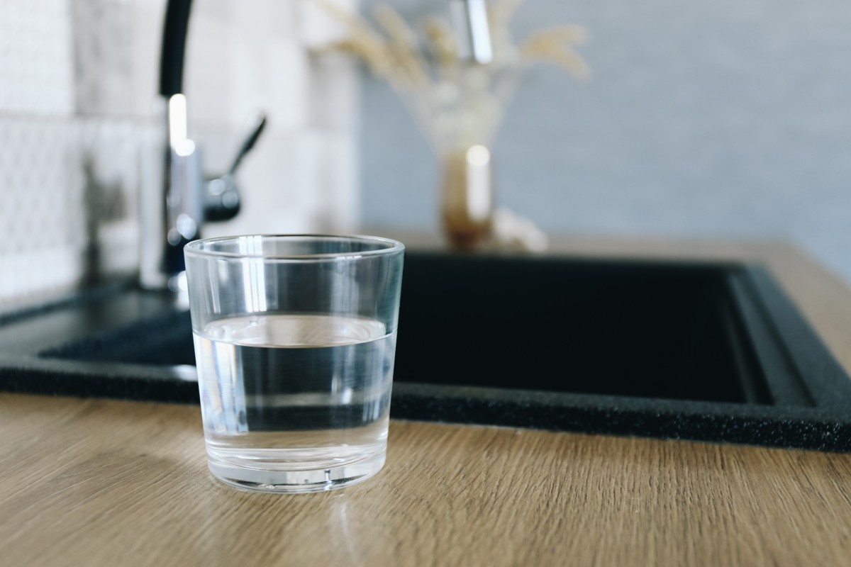 Woda w szklance postawiona przy zlewie