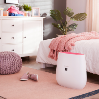 Sharp FP-J30EUP oczyszczacz powietrza z jonizacją Plasmacluster (do 22 m²). Panel w kolorze różowym.