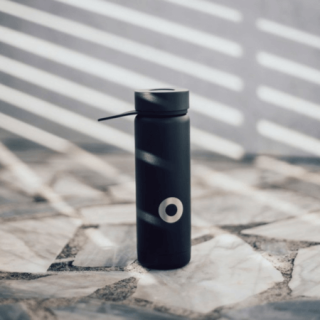 Bidon (lekki termos) sportowy, termos na wodę, do szkoły, na spacer, rower i  siłownię. Utrzymuje temperaturę. Kolor czarny.